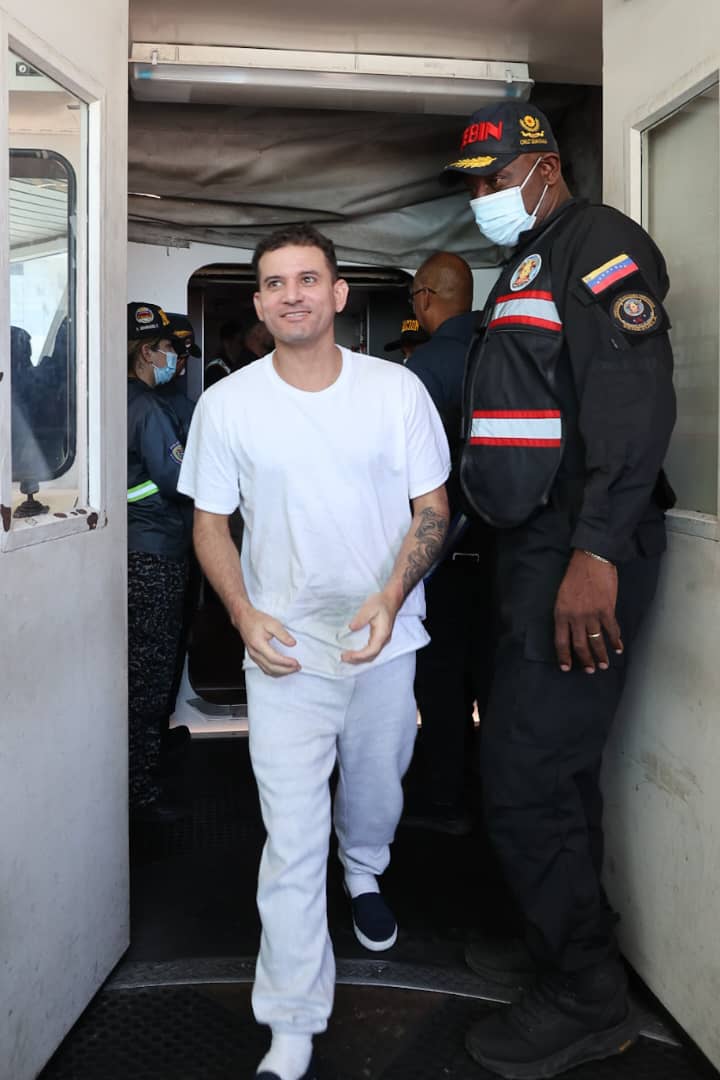 Entre risas y abrazos marcan la llegada del vuelo 58 con 110 migrantes venezolanos repatriados desde EEUU 4 repatriados