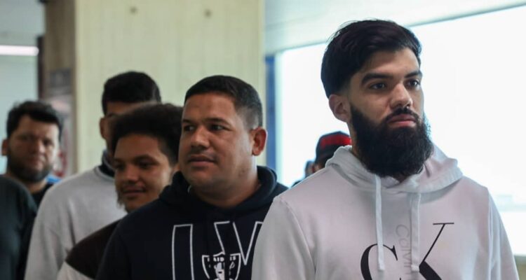 Entre risas y abrazos marcan la llegada del vuelo 58 con 110 migrantes venezolanos repatriados desde EEUU 1 repatriados