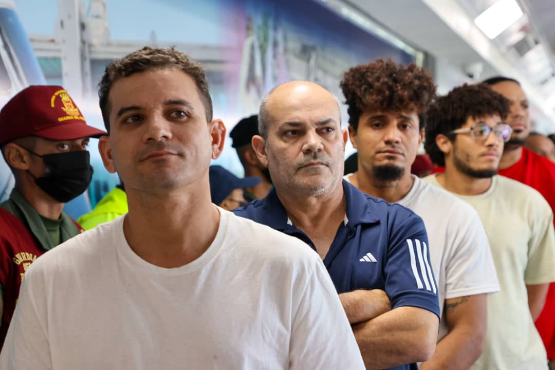 Entre risas y abrazos marcan la llegada del vuelo 58 con 110 migrantes venezolanos repatriados desde EEUU 2 WhatsApp Image 2025 08 21 at 8.47.15 AM