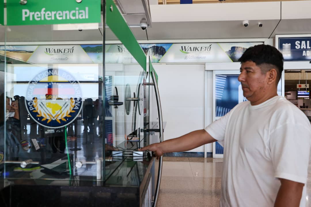Entre risas y abrazos marcan la llegada del vuelo 58 con 110 migrantes venezolanos repatriados desde EEUU 5 WhatsApp Image 2025 08 21 at 8.47.16 AM 1