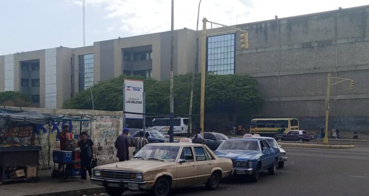 El costo de pasaje en Maracaibo: Usuarios reclaman aumentos constantes y transportistas se escudan con el alza del dólar 1 pasaje