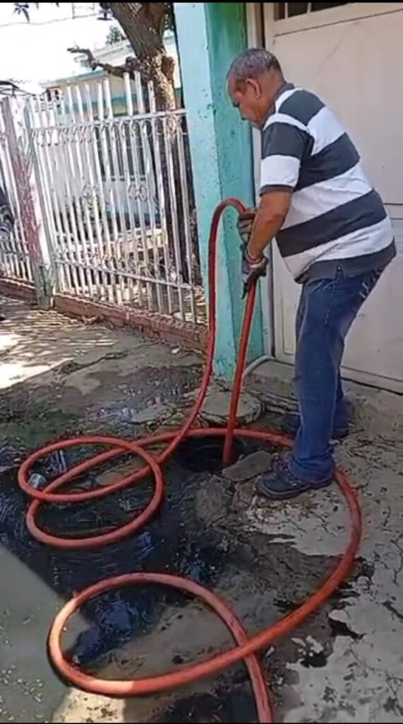 Alcaldía de Maracaibo realizó mantenimiento en red de aguas servidas del barrio Guaicaipuro 2 WhatsApp Image 2025 08 28 at 1.05.25 PM