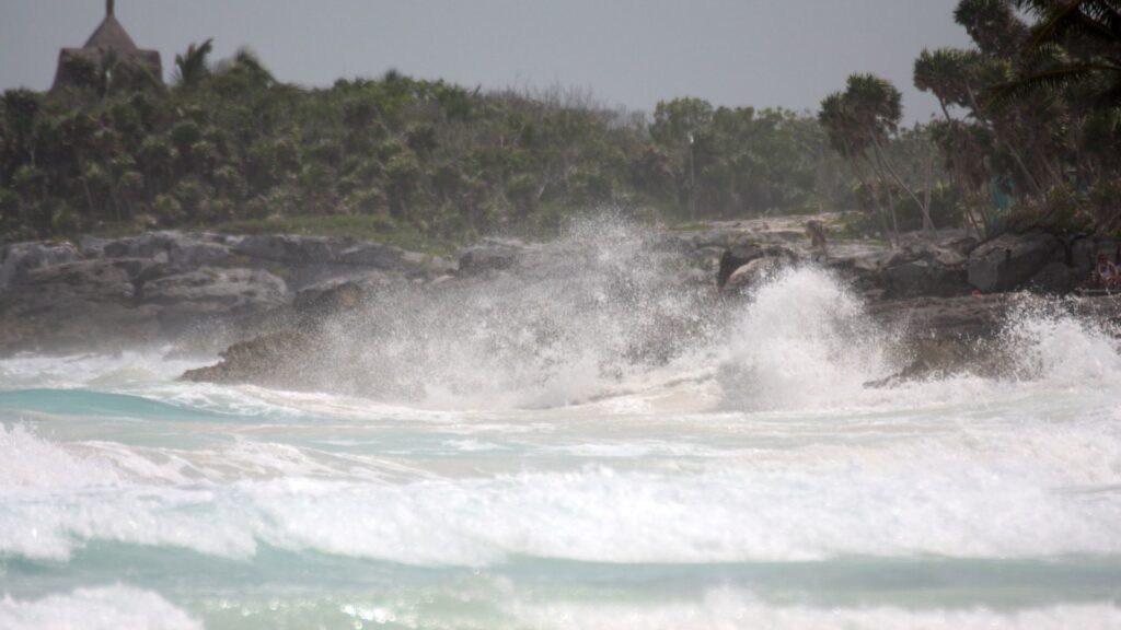Huracán Erin amenaza con marejadas y corrientes de resaca en costa este de EE. UU. y Bahamas 2 eric puede fortalecerse aun mas
