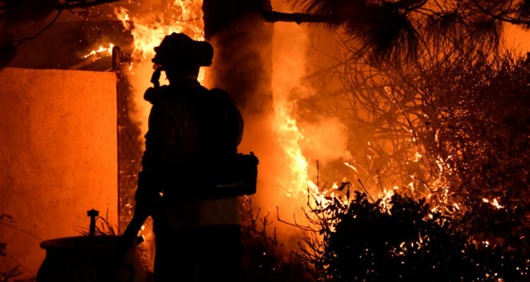 Miles de personas son evacuadas por incendios en California 1 Evacuados por incendios
