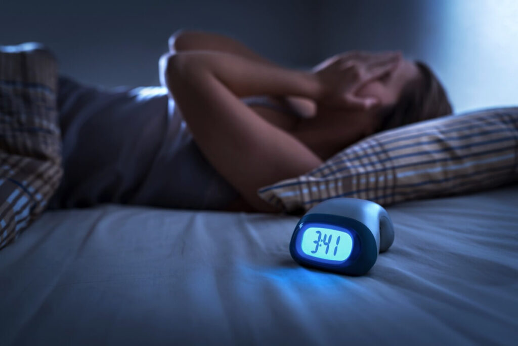 Qué significa despertarse varias veces en la madrugada, según la psicología 2 mujer alterada porque esta despierta madrugada