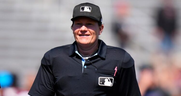 Primera mujer «umpire» debutará este sábado en la MLB 1 Mujer umpire
