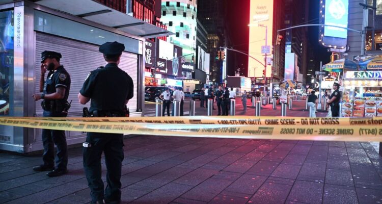 En Nueva York un joven de 17 años hiere a tres personas en un tiroteo en Times Square 1 Nueva