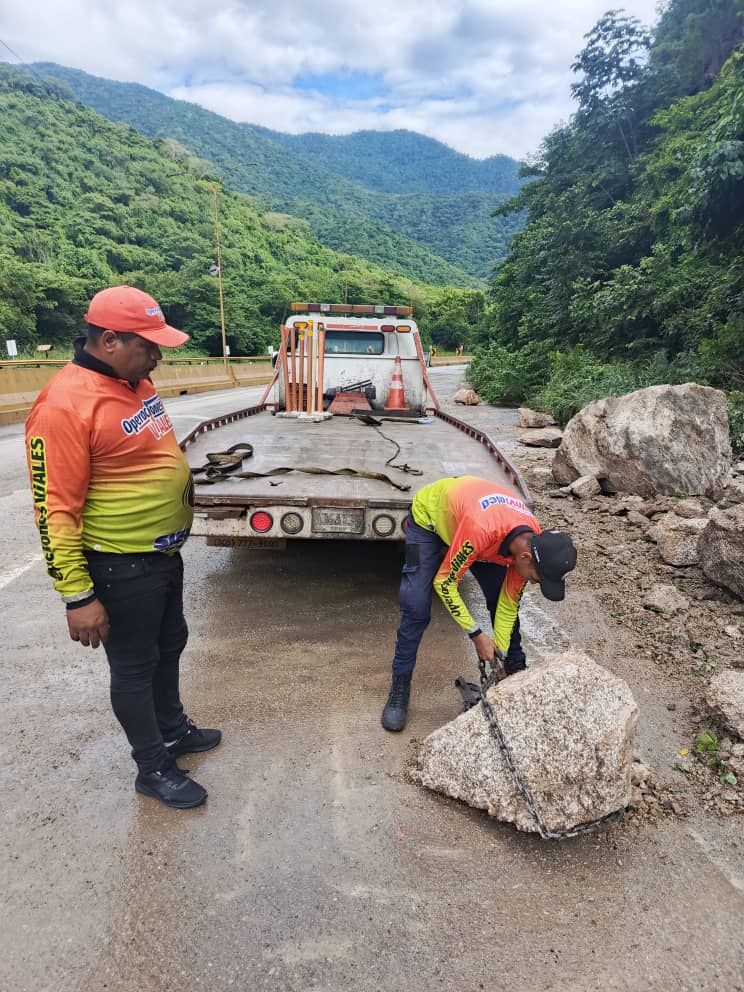 Autoridades atienden tramos afectados por fuertes lluvias de la autopista Valencia-Puerto Cabello 6 1 1