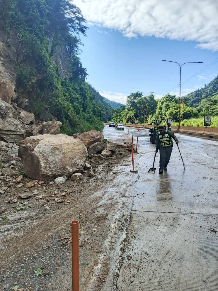 Autoridades atienden tramos afectados por fuertes lluvias de la autopista Valencia-Puerto Cabello 5 2 1