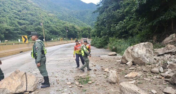Autoridades atienden tramos afectados por fuertes lluvias de la autopista Valencia-Puerto Cabello 1 Lluvias