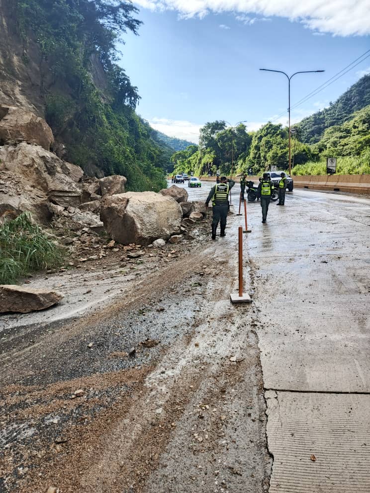 Autoridades atienden tramos afectados por fuertes lluvias de la autopista Valencia-Puerto Cabello 4 4 1