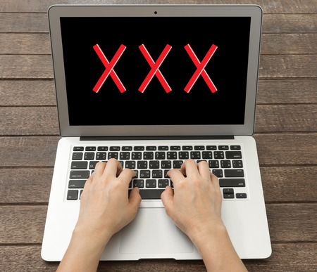 Un programa espía está fotografiando a usuarios mientras ven porno para extorsionarlos 2 Porno