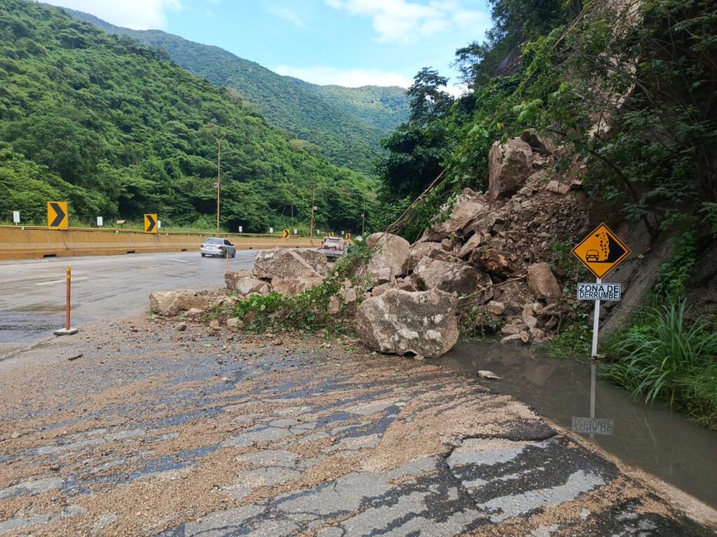 Autoridades atienden tramos afectados por fuertes lluvias de la autopista Valencia-Puerto Cabello 3 5 1