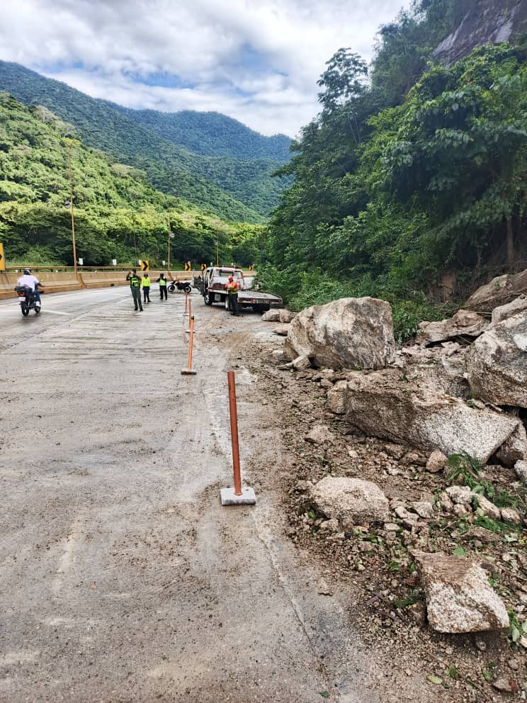 Autoridades atienden tramos afectados por fuertes lluvias de la autopista Valencia-Puerto Cabello 2 6