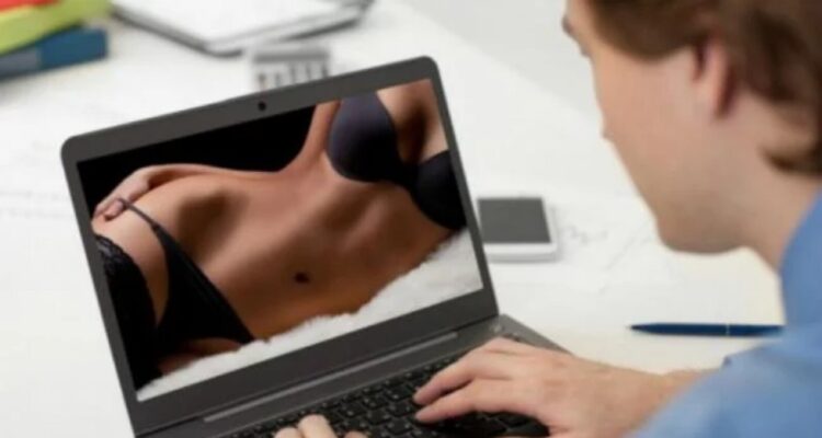 Un programa espía está fotografiando a usuarios mientras ven porno para extorsionarlos 1 7XROU3AKYFCIJIUEPE2XIGGDKA