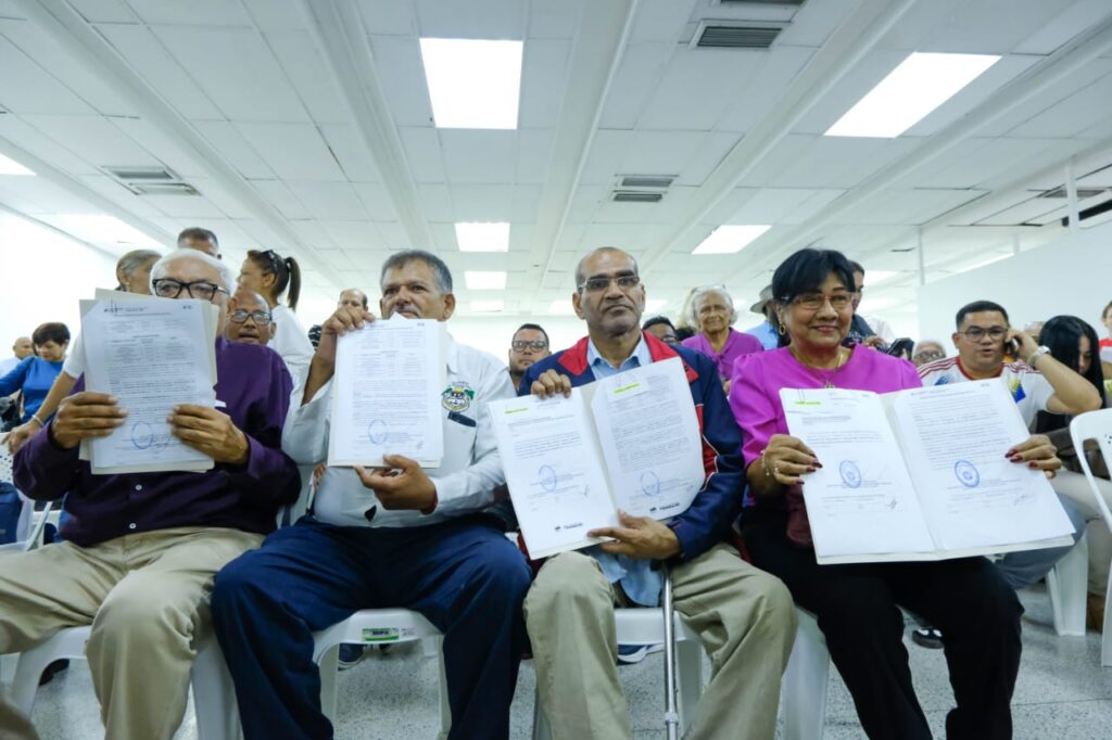 Alcalde Di Martino entregó Registro de Conformación de Junta Directiva de Organizaciones Sindicales 3 Di Martico certificados sindicatos 1