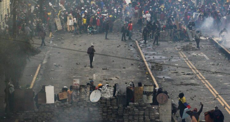 Un manifestante muerto, doce militares heridos y 17 retenidos durante las protestas en Ecuador 1 Ecuador
