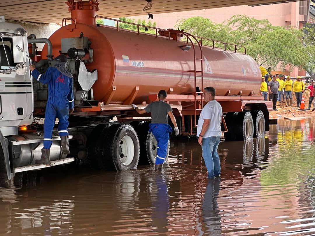 Alcaldía de Maracaibo liberó tramo vial inundado en el casco central de la ciudad 4 IMG 20250909 WA0116