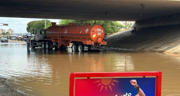 Alcaldía de Maracaibo liberó tramo vial inundado en el casco central de la ciudad 1 IMG 20250909 WA0117