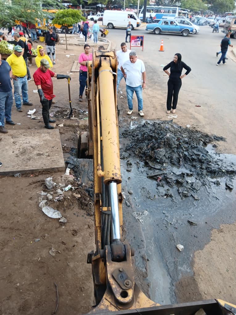 Alcaldía de Maracaibo liberó tramo vial inundado en el casco central de la ciudad 2 IMG 20250909 WA0119