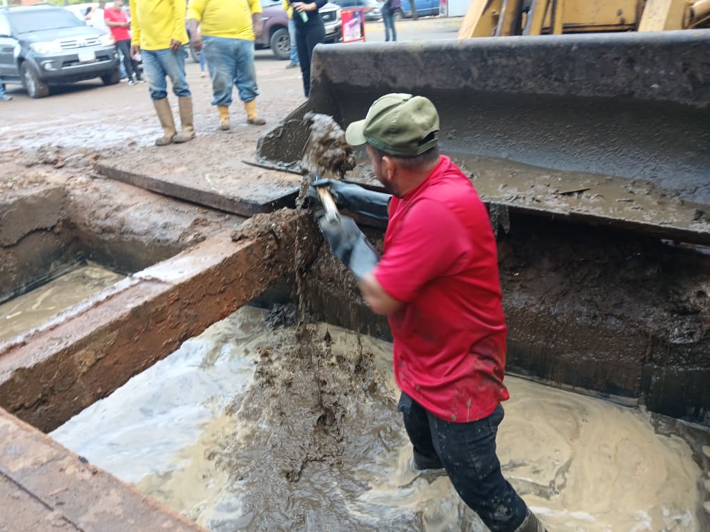 Alcaldía de Maracaibo liberó tramo vial inundado en el casco central de la ciudad 3 IMG 20250909 WA0120