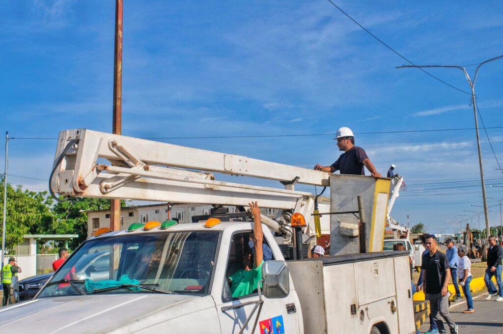 Gobernación Bolivariana del Zulia Ilumina 85 kilómetros de la avenida Intercomunal de la COL 2 IMG 20250919 WA0119