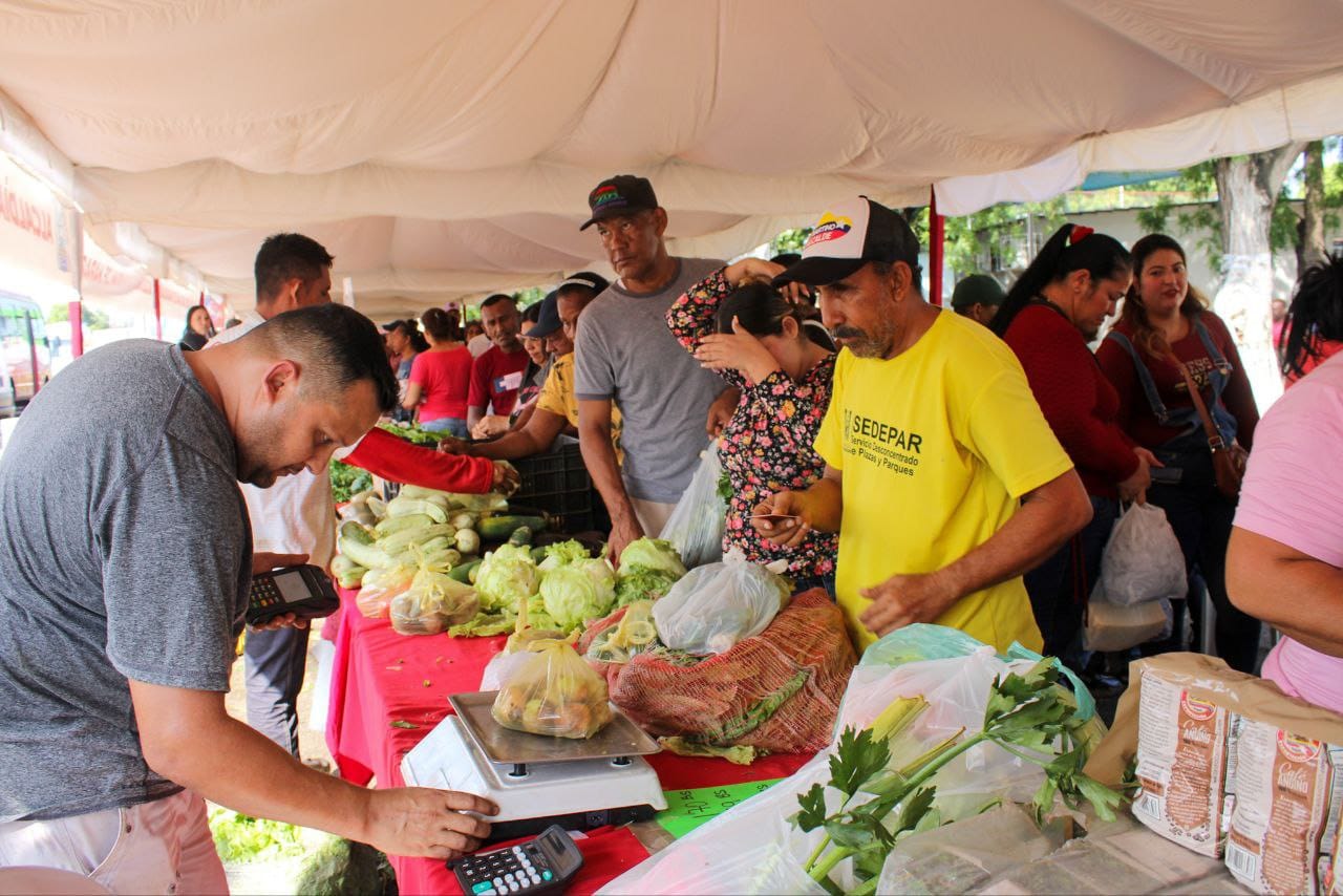 La Alcaldía Bolivariana de Maracaibo distribuyó más de 4.5 toneladas de alimentos en jornada de Mercados Populares en la parroquia Francisco Eugenio Bustamante 6 Mercados Populares