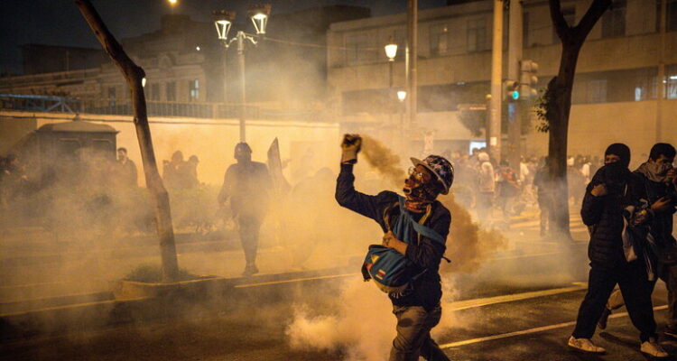 Primer ministro de Perú prometió sanciones a policías y manifestantes tras violencia en Lima 1 Perú protestas