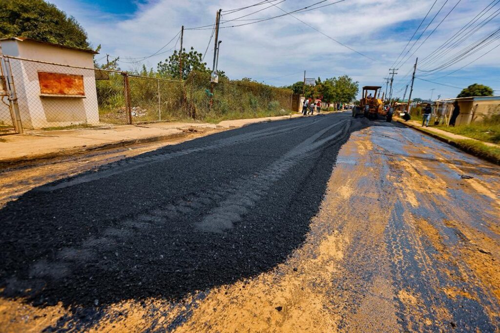 El Gobernador Caldera arrancó plan de asfaltado estatal en la COL y activó UCI para adultos y neonatal en el Hospital de Cabimas 2 WhatsApp Image 2025 09 04 at 11.04.22 AM 1