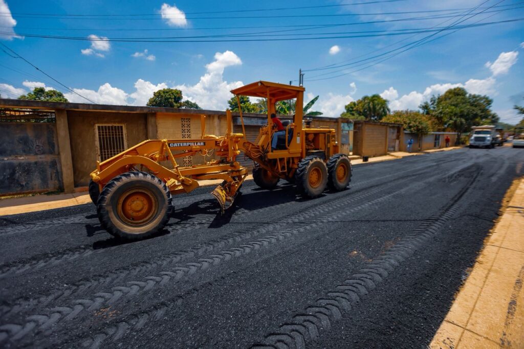 Corredor vial Las Peonías recibe Plan Estadal de Asfaltado para favorecer a más de 18.000 habitantes 4 WhatsApp Image 2025 09 11 at 11.01.34 AM 2