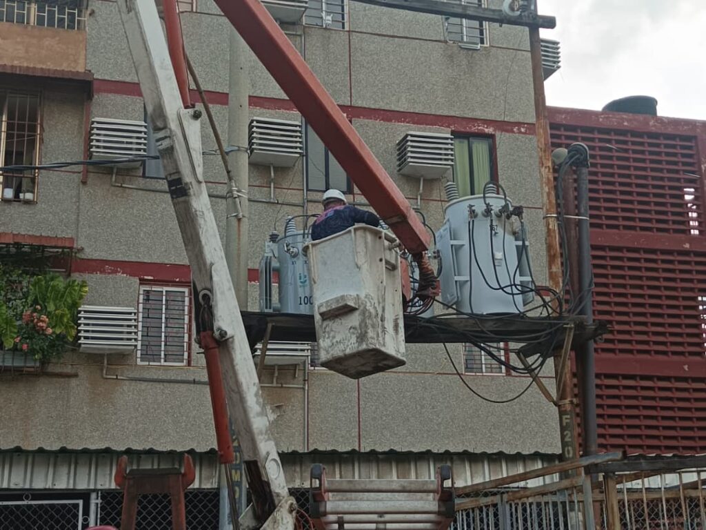 Alcaldía y Corpoelec restablecen electricidad en edificios de San Francisco 3 WhatsApp Image 2025 09 15 at 12.01.19 PM 1