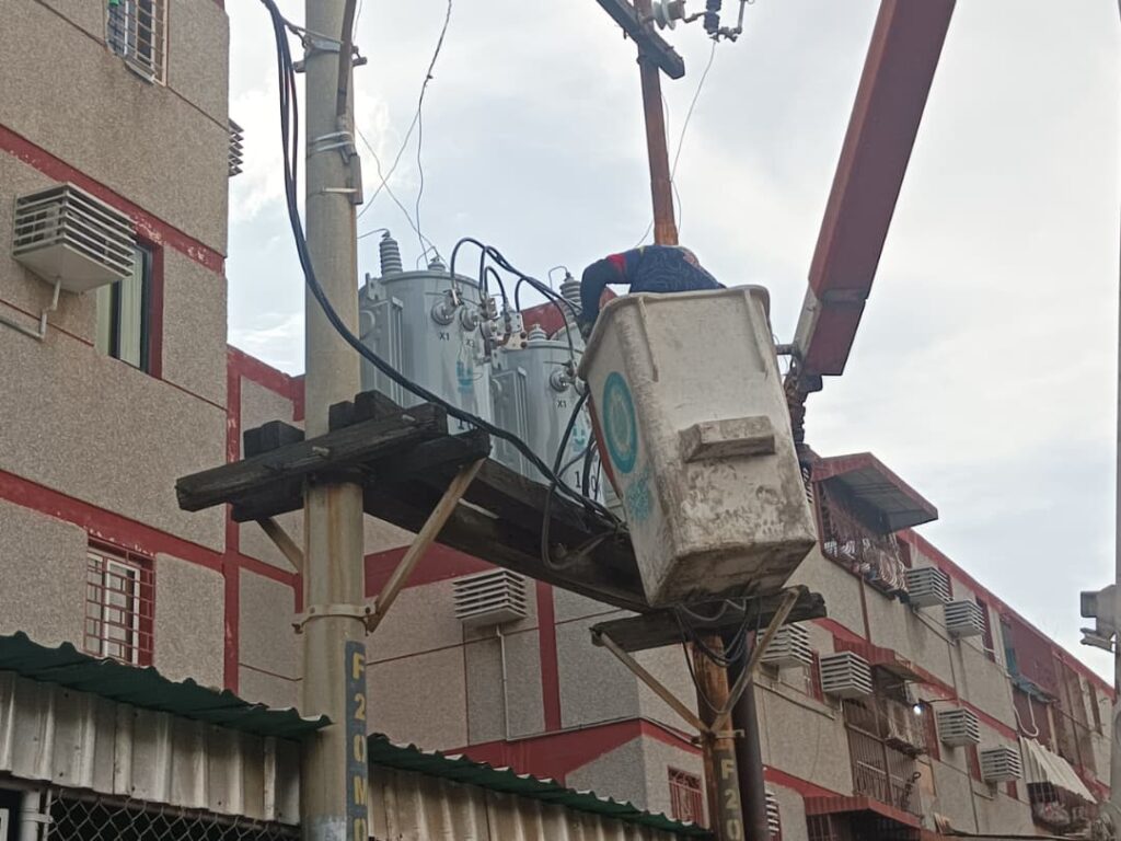 Alcaldía y Corpoelec restablecen electricidad en edificios de San Francisco 2 WhatsApp Image 2025 09 15 at 12.01.19 PM