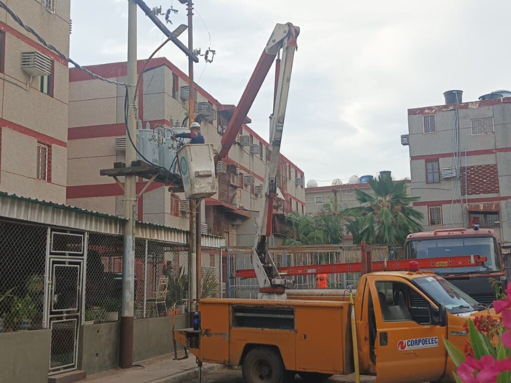 Alcaldía y Corpoelec restablecen electricidad en edificios de San Francisco 4 WhatsApp Image 2025 09 15 at 12.01.19 PM 2