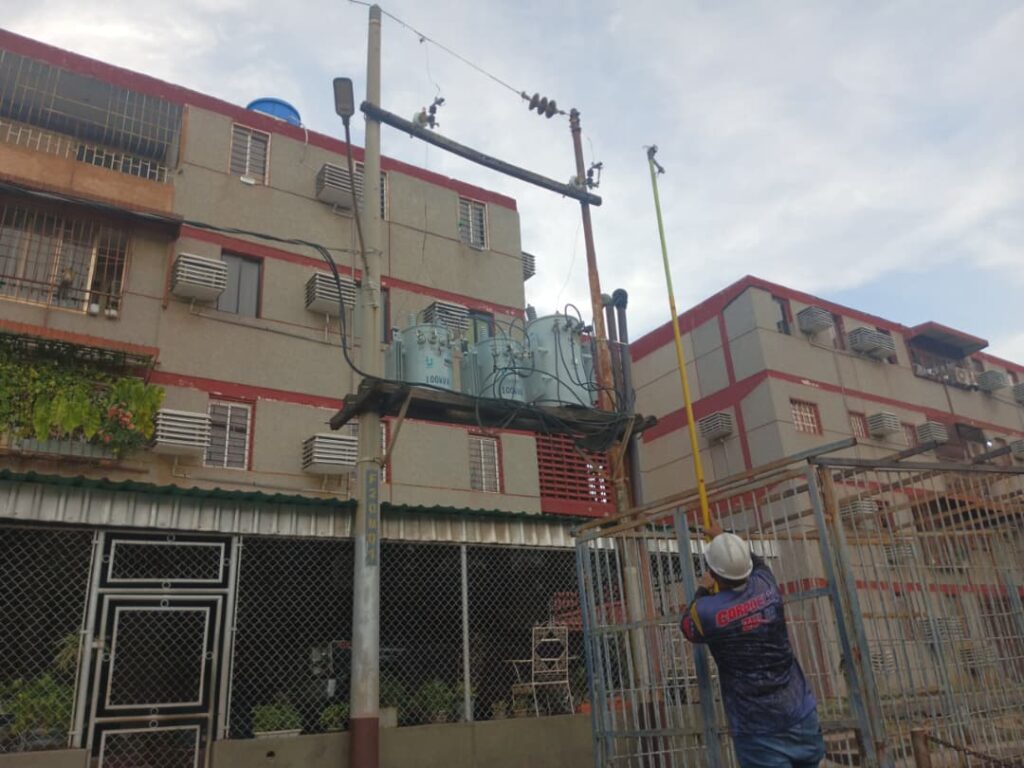 Alcaldía y Corpoelec restablecen electricidad en edificios de San Francisco 5 WhatsApp Image 2025 09 15 at 12.01.19 PM 3