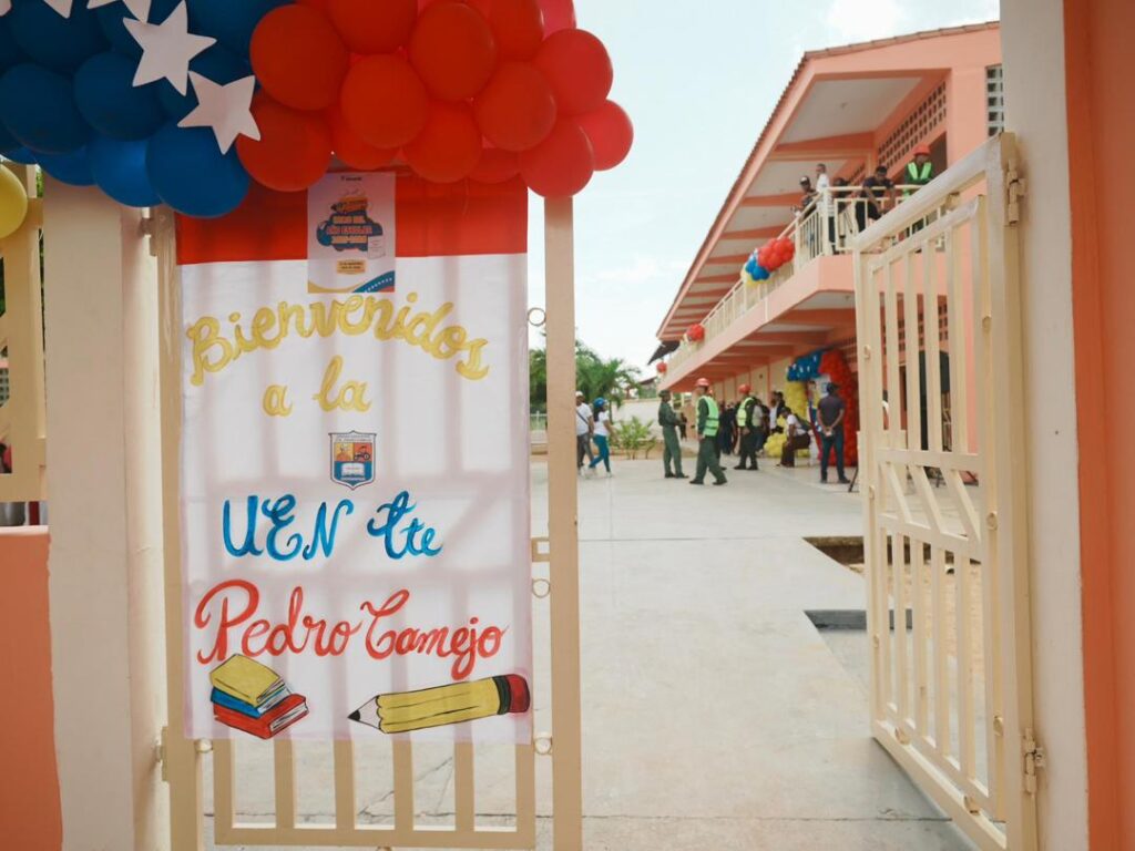Gobernador Caldera acompañó inició de año escolar con una matrícula de más de 660 mil estudiantes 3 WhatsApp Image 2025 09 16 at 8.57.24 AM 2