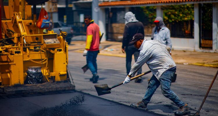 Reasfaltado de 1.8 km de la avenida Universidad favorece población de las parroquias Chiquinquirá y Juana de Ávila 1 Reasfaltado