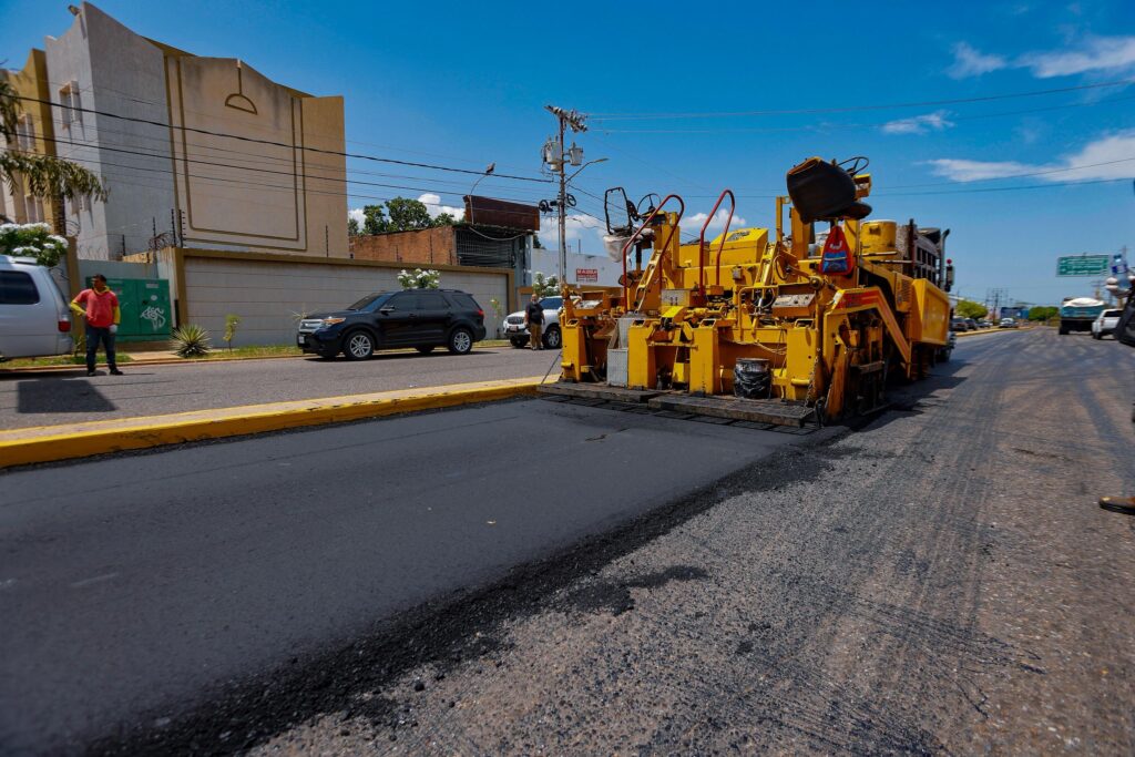 Reasfaltado de 1.8 km de la avenida Universidad favorece población de las parroquias Chiquinquirá y Juana de Ávila 2 WhatsApp Image 2025 09 18 at 7.33.20 AM