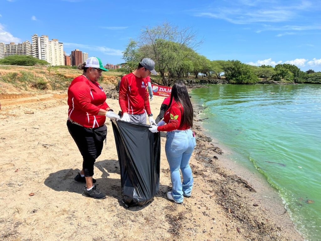 Gobernación del Zulia celebró Día Mundial de las Playas con jornada de saneamiento en las costas del Lago 3 WhatsApp Image 2025 09 22 at 1.35.54 PM 1