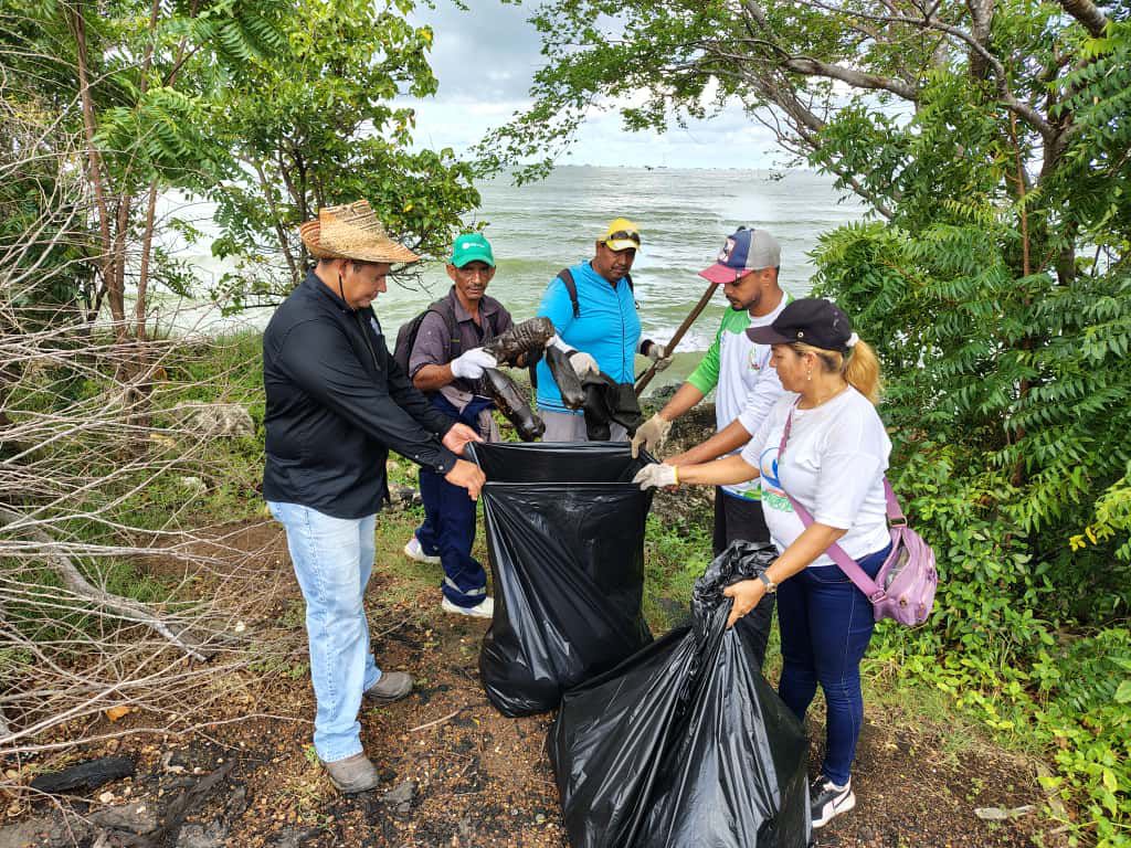 Gobernación del Zulia celebró Día Mundial de las Playas con jornada de saneamiento en las costas del Lago 5 WhatsApp Image 2025 09 22 at 1.35.54 PM 4