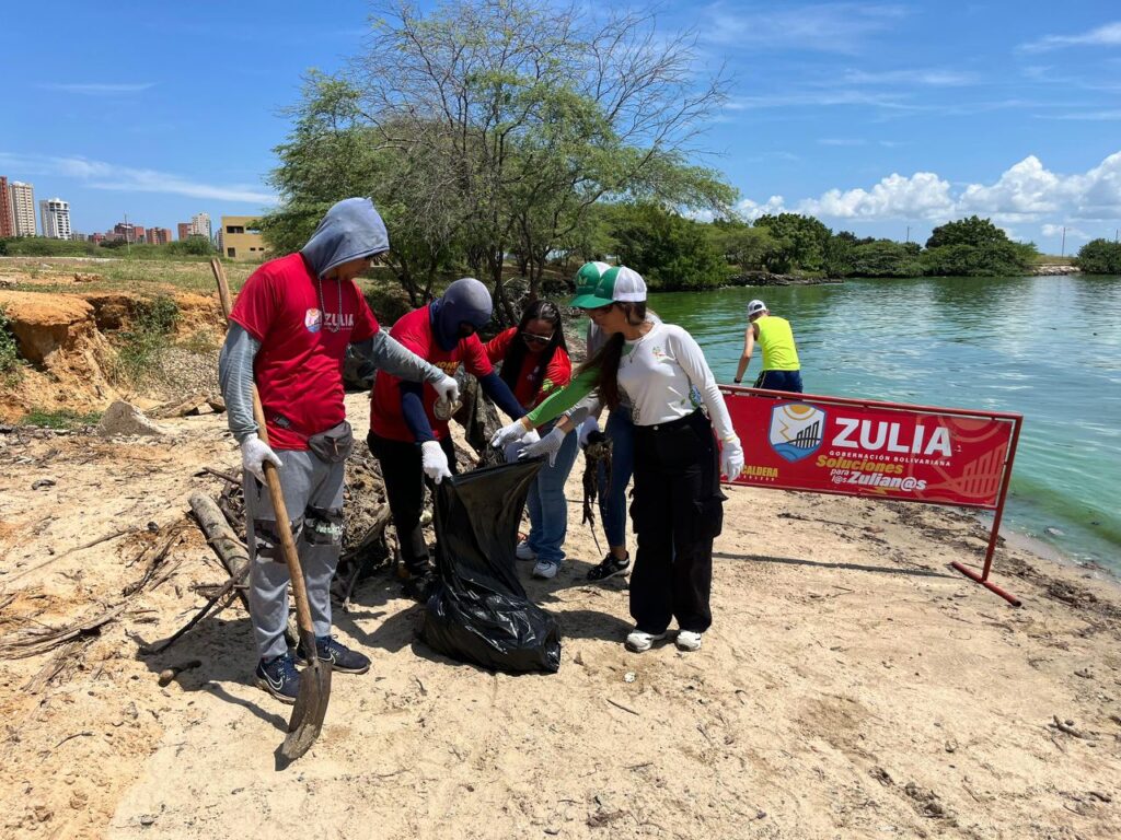 Gobernación del Zulia celebró Día Mundial de las Playas con jornada de saneamiento en las costas del Lago 6 WhatsApp Image 2025 09 22 at 1.35.54 PM 5