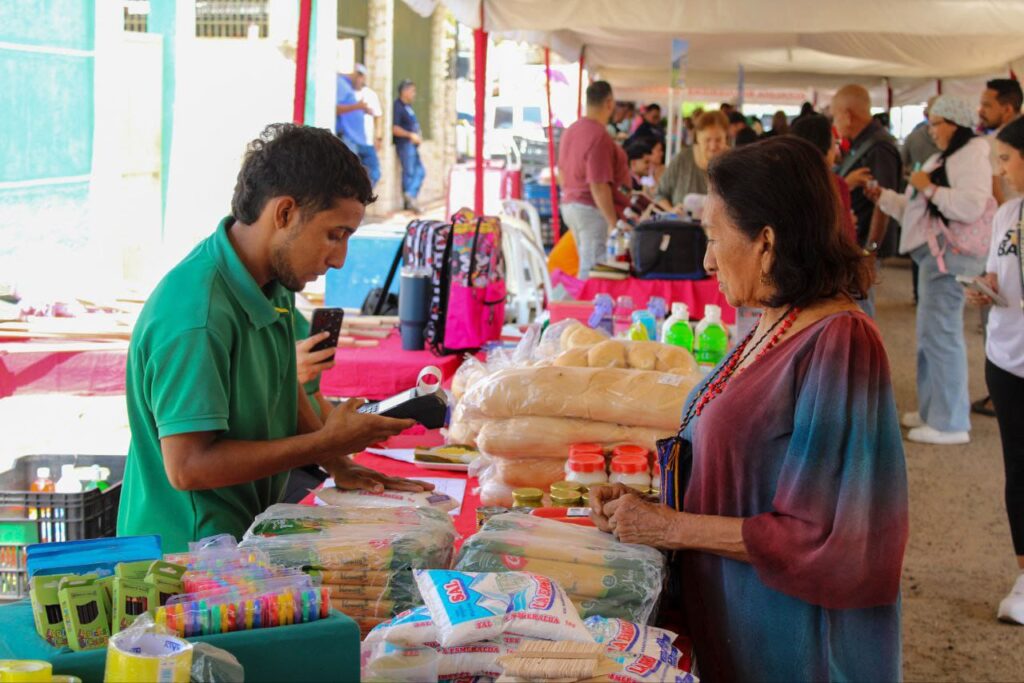Emprendedores y empresa privada se integran a Megajornadas de Mercados Populares de la Alcaldía 5 WhatsApp Image 2025 09 22 at 1.39.56 PM 8