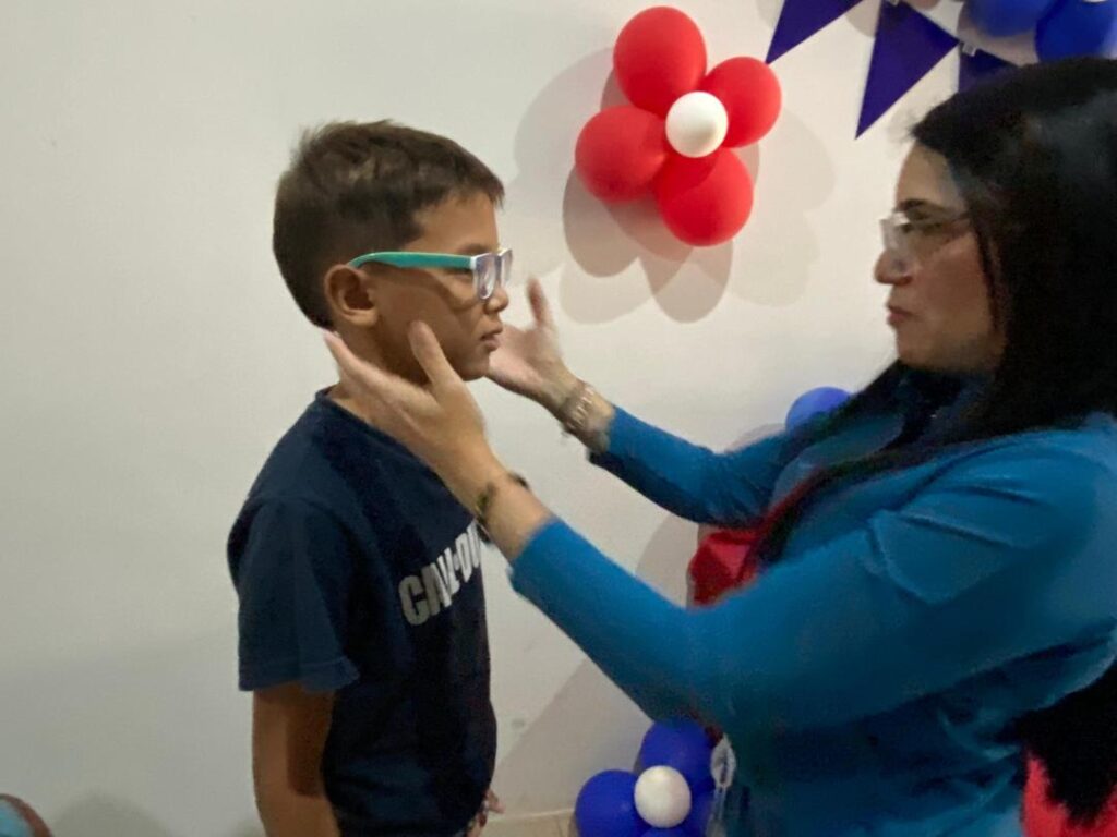 Alcaldía de Maracaibo entregó 21 lentes correctivos a niños y niñas en edad escolar 3 WhatsApp Image 2025 09 23 at 12.10.05 PM 1