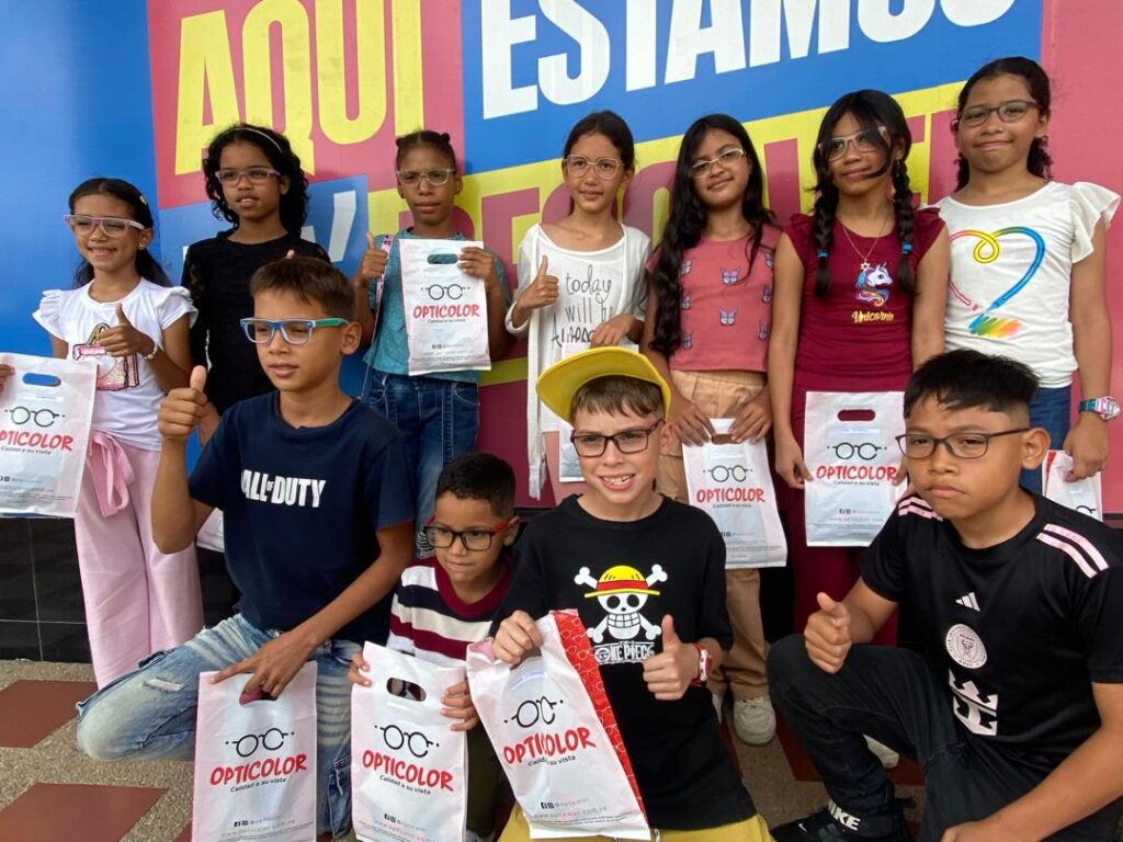 Alcaldía de Maracaibo entregó 21 lentes correctivos a niños y niñas en edad escolar 4 WhatsApp Image 2025 09 23 at 12.10.05 PM 2