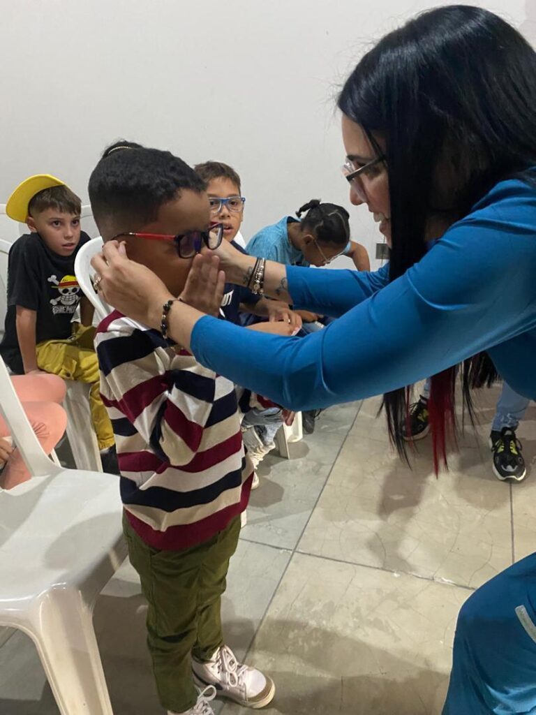 Alcaldía de Maracaibo entregó 21 lentes correctivos a niños y niñas en edad escolar 5 WhatsApp Image 2025 09 23 at 12.10.05 PM 3