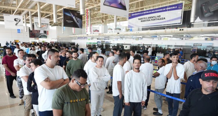 Arribaron un total de 180 connacionales al país provenientes de los Estados Unidos 1 País