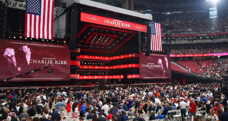 El funeral de Charlie Kirk congregó a más de 100.000 personas en Arizona 1 Funeral Kirk