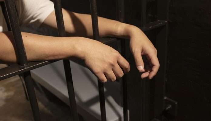 Condenado a 17 años por matar a golpes a su padrastro. La madre también fue sentenciada 1 condenado