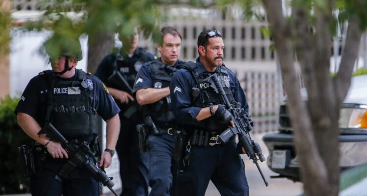 Autor del tiroteo contra el ICE en Dallas actuó solo y compró el arma legalmente, reveló el FBI 1 Tiroteo