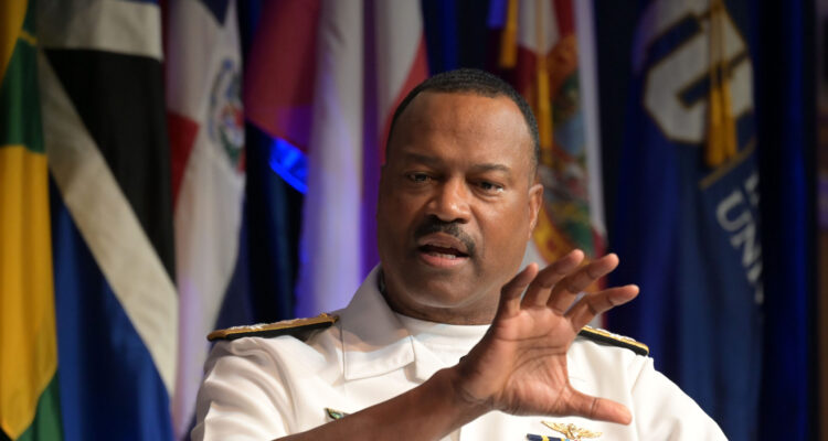 Renunció el almirante estadounidense que supervisaba los ataques en el Caribe 1 Almirante