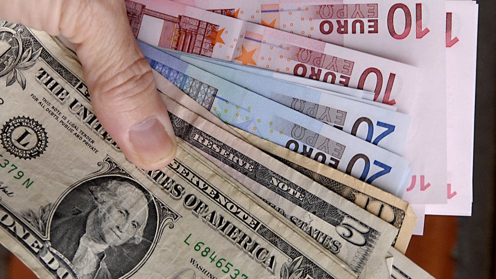 ¿Pagar en dólares o en bolívares?: consumidores y comerciantes temen un diciembre caótico 2 Dolares euros